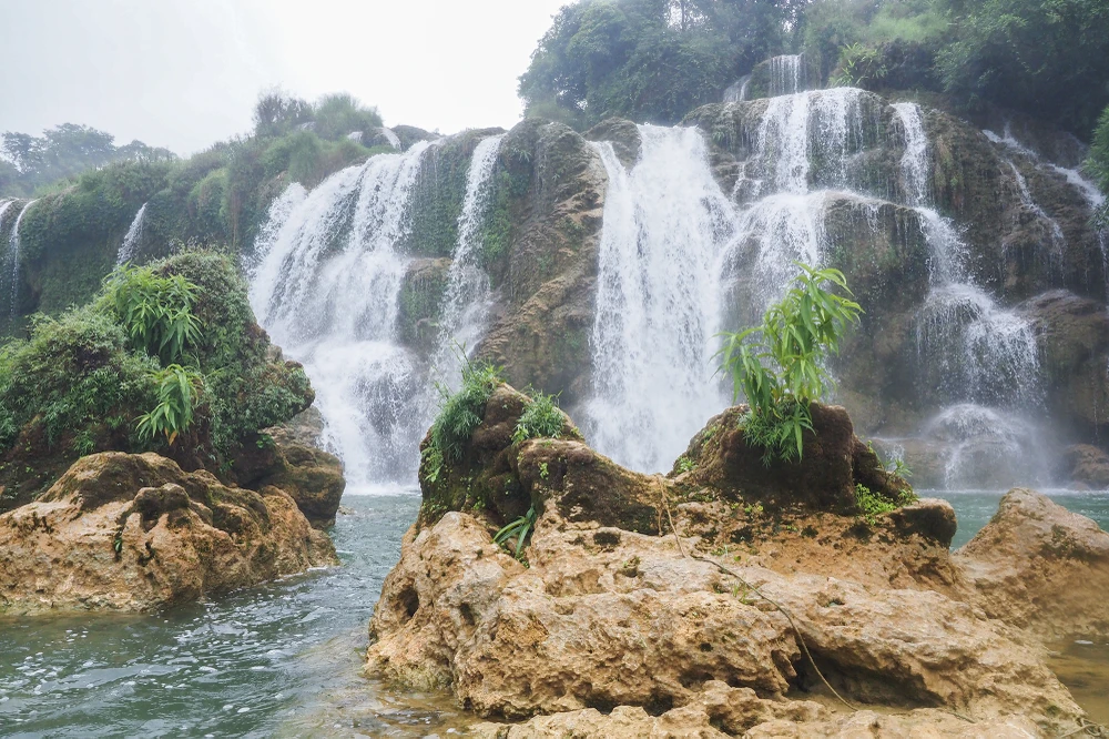 Thác Bản Giốc là kỳ quan thiên nhiên nổi tiếng, điểm du lịch quan trọng nhất của tỉnh Cao Bằng, được Thủ tướng Chính phủ quy hoạch để trở thành trọng điểm du lịch quốc gia.
