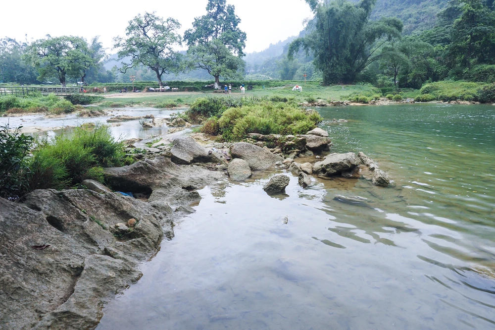 Cảnh quan xung quanh khu vực Thác Bản Giốc.