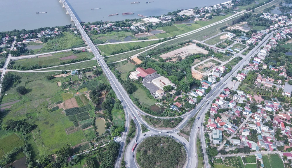 Điểm đầu cầu tại nút giao QL32 với tuyến tránh Sơn Tây, điểm cuối vượt qua đê tả sông Hồng khoảng 200 m và kết nối với QL2C. Việc kết nối 2 trục hướng tâm quốc lộ 32 và quốc lộ 2, cao tốc Nội Bài - Lào Cai tạo thành một hệ thống giao thông hoàn chỉnh.