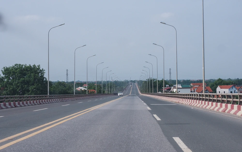 Từ tháng 6-2014, cầu bắt đầu thay thế phà Vĩnh Thịnh vốn là huyết mạch giao thông chính nối Sơn Tây (Hà Nội) và Vĩnh Tường (Vĩnh Phúc). Các phương tiện dễ dàng lưu thông từ thị xã Sơn Tây (Hà Nội) hướng đi Vĩnh Tường, tỉnh Vĩnh Phúc và ngược lại.