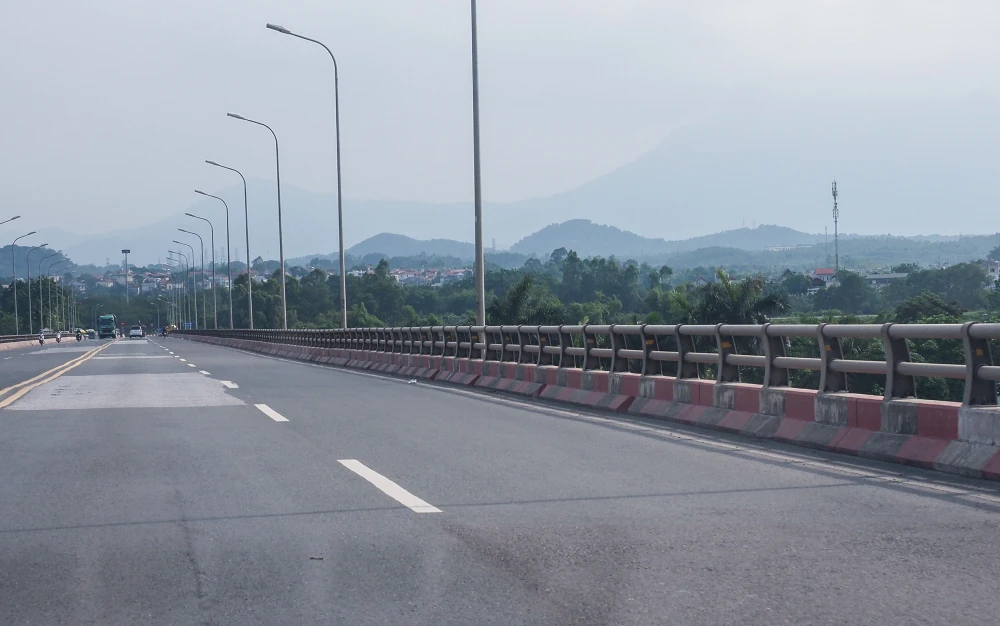 Đây là cây cầu bê tông cốt thép vĩnh cửu vượt sông có chiều dài lớn nhất Việt Nam từ trước đến nay với chiều dài 5,4 km (trong đó cầu dài 4,4 km và đường hai đầu cầu dài 1 km).