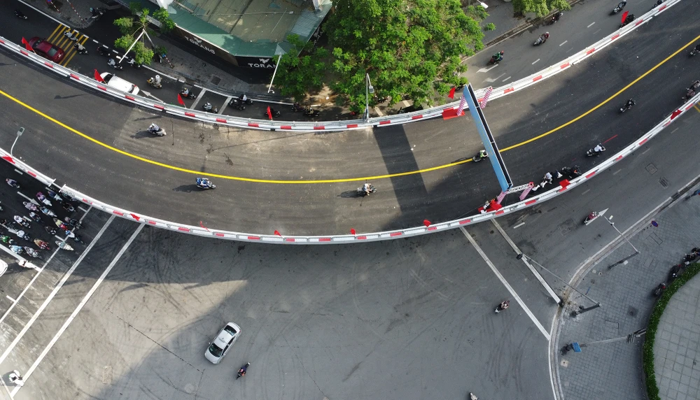 Cây cầu vượt này nằm tại nút giao thông đường Chùa Bộc - Phạm Ngọc Thạch là một trong những công trình giao thông trọng điểm của TP Hà Nội.