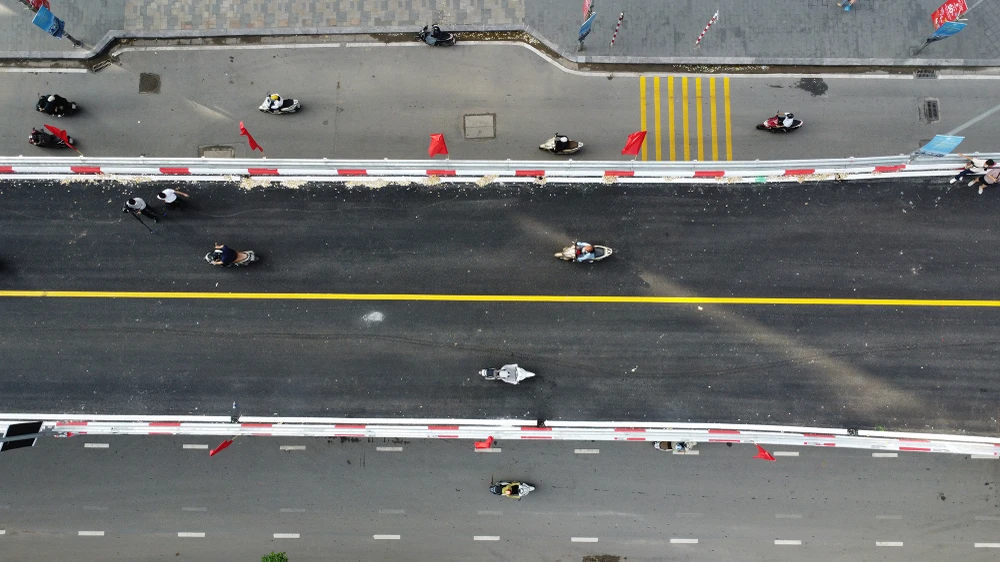 Trong ngày đầu thông xe, các phương tiện đi qua đây khá thông thoáng.