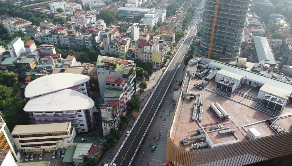 Theo ông Cường, giai đoạn tiếp theo khi tuyến đường Tôn Thất Tùng được mở rộng theo quy hoạch, sẽ bổ sung thêm nhánh cầu trên đường Tôn Thất Tùng khớp nối với nhánh trên đường Phạm Ngọc Thạch tạo thành cầu vượt chữ Y hoàn chỉnh.