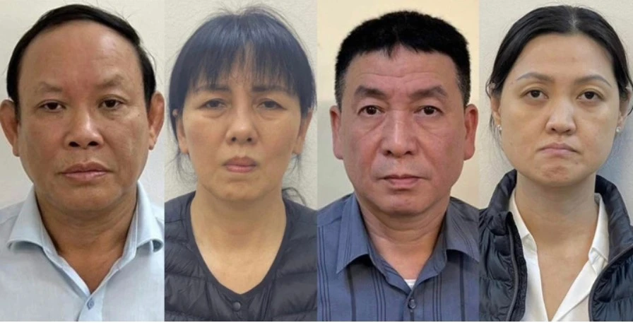 Ông Nguyễn Đức Thái, nguyên chủ tịch hội đồng thành viên Nhà xuất bản Giáo Dục Việt Nam (bìa trái) cùng các đồng phạm. Ảnh BCA