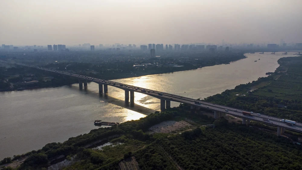 Cầu chính dài 3.084 m với tổng chiều dài hơn 12.00 m, rộng 33,10m với sáu làn xe chạy, trong đó có bốn làn xe cao tốc với tốc độ cho phép 100 km/h.