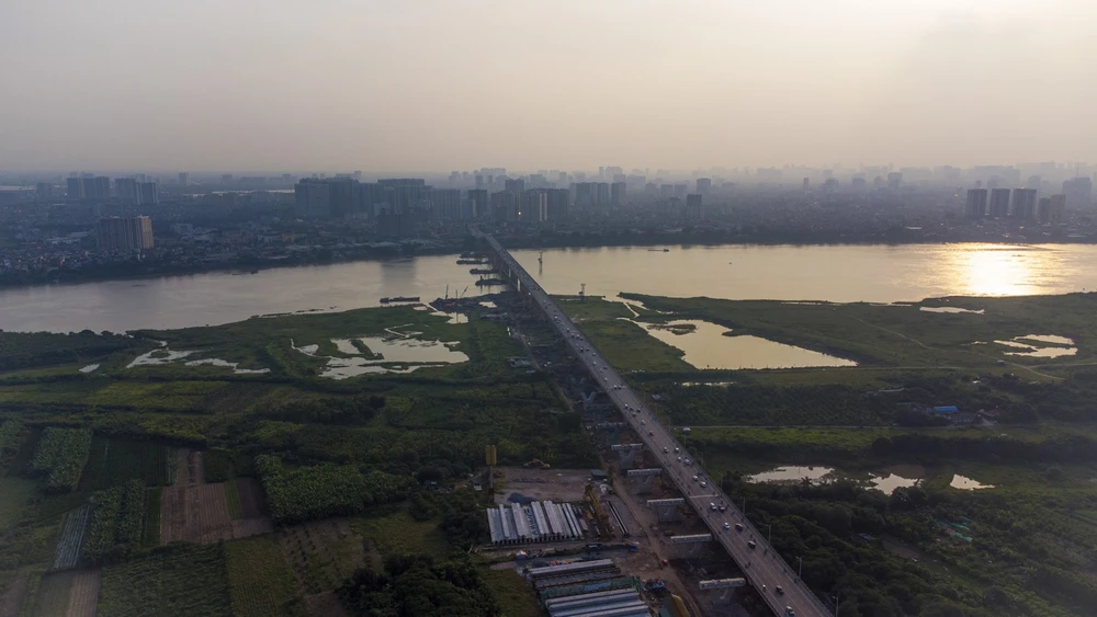 Cầu Vĩnh Tuy có điểm đầu ở địa phận phường Vĩnh Tuy, TP Hà Nội, nối quận Hai Bà Trưng và quận Long Biên. Đây là cây cầu góp phần hoàn chỉnh quy hoạch đường vành đai 2 của Hà Nội, là tuyến giao thông huyết mạch của Thủ đô, góp phần rút ngắn lộ trình từ trung tâm thành phố ra quốc lộ 5 đi Hải Phòng, Quảng Ninh khoảng 3 km.