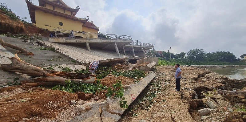 Khu vực đền Mẫu, xã Sơn Đông xảy ra sự cố sập toàn bộ bờ kè sông, xuất hiện những vết nứt lớn trên toàn bộ phần diện tích sân đền. Ảnh CTV