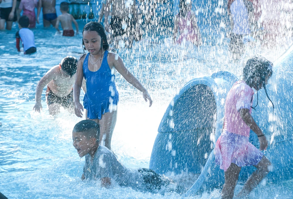 Dịp này, cũng là thời gian học sinh được nghỉ hè. Nhiều gia đình cũng tranh thủ đưa con em mình đi chơi, lựa chọn cho mình những không gian thích hợp sau những ngày học tập căng thẳng, trong đó có Công viên nước Hồ Tây.