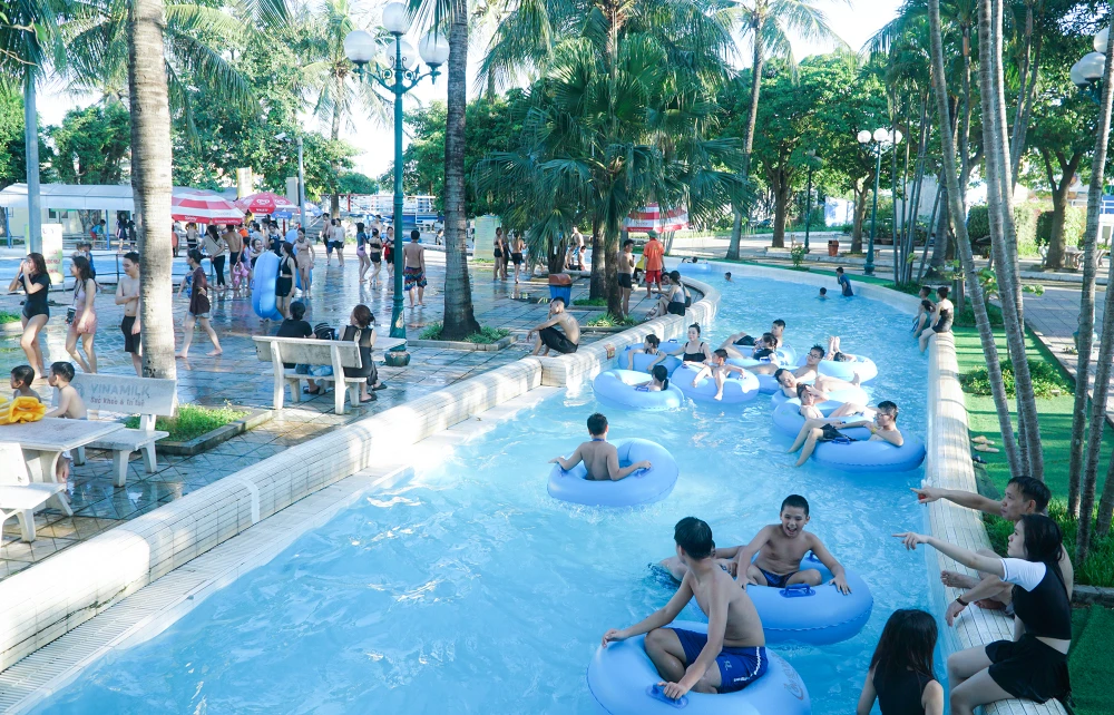 Càng về chiều, lượng người dân tới "giải nhiệt" tăng lên đáng kể. Tại các khu vực bể bơi đều có nhân viên ứng trực để kịp thời cứu người khi có sự cố xảy ra.