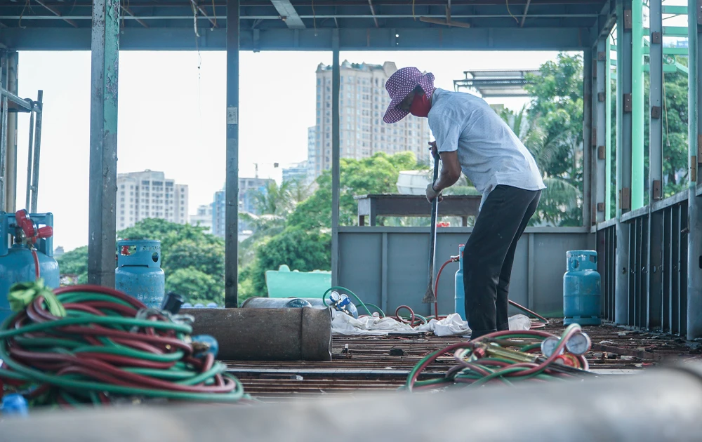 Đến năm 2017, UBND Hà Nội yêu cầu chấm dứt hoàn toàn hoạt động của các doanh nghiệp kinh doanh dịch vụ, văn hóa, thể thao, du lịch, vui chơi, giải trí, nuôi trồng, khai thác thủy sản trong phạm vi quản lý hồ Tây, di chuyển các tàu, thuyền, phương tiện nổi về một vị trí tập kết và xây dựng kế hoạch tháo dỡ. Đến năm 2017, UBND Hà Nội yêu cầu chấm dứt hoàn toàn hoạt động của các doanh nghiệp kinh doanh dịch vụ, văn hóa, thể thao, du lịch, vui chơi, giải trí, nuôi trồng, khai thác thủy sản trong phạm vi quản lý hồ Tây, di chuyển các tàu, thuyền, phương tiện nổi về một vị trí tập kết và xây dựng kế hoạch tháo dỡ.