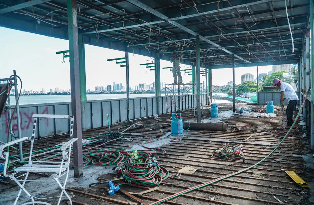 Thời gian qua, các lực lượng chức năng quận Tây Hồ đã tích cực tuyên truyền, vận động doanh nghiệp di chuyển con tàu này ra khỏi hồ Tây. Nhưng phải đến nay, doanh nghiệp mới tự nguyện tháo dỡ phương tiện nổi này. Thời gian qua, các lực lượng chức năng quận Tây Hồ đã tích cực tuyên truyền, vận động doanh nghiệp di chuyển con tàu này ra khỏi hồ Tây. Nhưng phải đến nay, doanh nghiệp mới tự nguyện tháo dỡ phương tiện nổi này.