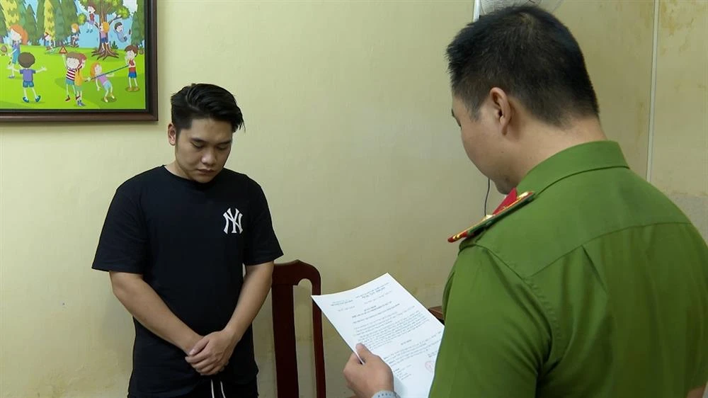 Bị can Tạ Tùng Lâm (tay trái). Ảnh CA