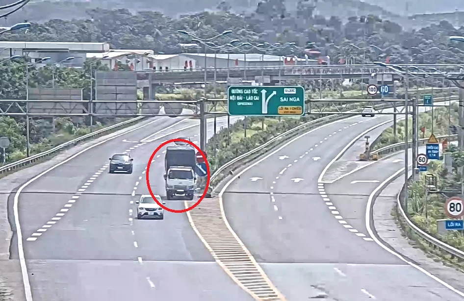 Thời điểm chiếc ô tô gây tai nạn. Ảnh cắt từ clip
