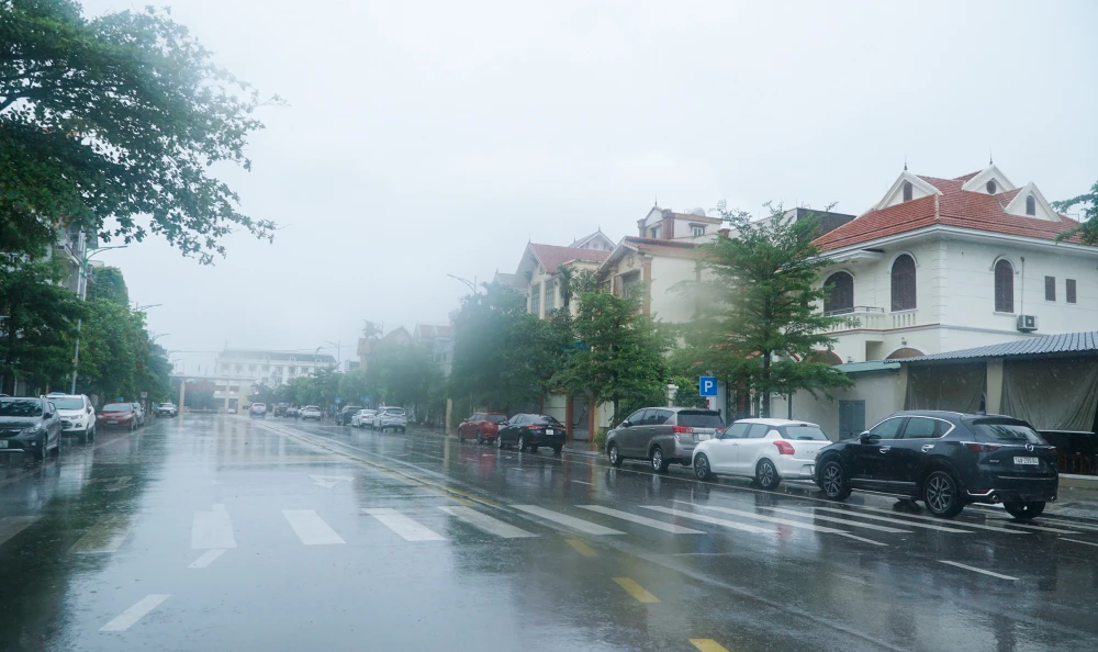Hiện một số con đường tại vùng ven biển của TP Quảng Ninh, người dân đã hạn chế ra đường để phòng tránh bão số 1.