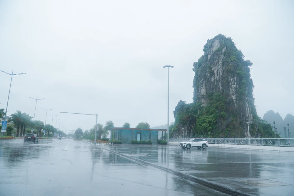 Theo dự báo, vùng ven biển tỉnh Quảng Ninh sẽ có nước dâng do bão 0,2-0,4 m. Các khu vực trũng, thấp tại ven biển, cửa sông có nguy cơ ngập do tác động kết hợp của triều cường, sóng lớn và nước dâng do bão vào chiều 18-7.