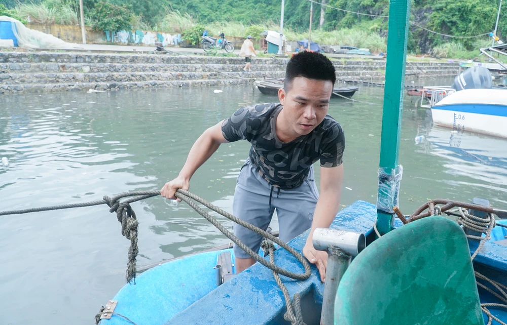 Anh Thông cho biết, tàu của gia đình anh vừa trở về hôm qua để neo đậu tránh bão. Ảnh: PHI HÙNG