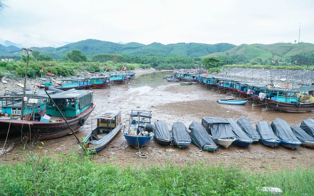 Khu vực neo đậu tàu, thuyền tại xã Tiên Lãng, huyện Tiên Yên, hàng trăm chiếc tàu, thuyền nằm bất động ở cửa sông Tiên Yên.
