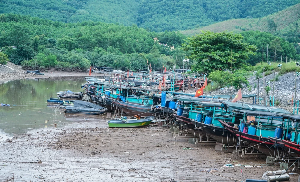 Vào buổi chiều, khu vực cửa sông Tiên Yên sẽ có thủy triều sẽ dâng cao, tạo điều kiện cho thuyền tàu có thể rời bến neo đậu ra khơi.