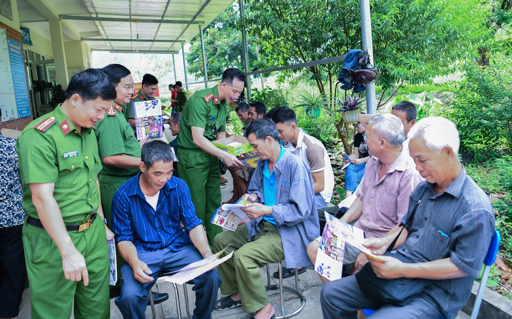 Đoàn viên, thanh niên C04 phát tờ rơi tuyên truyền phòng, chống ma túy cho bà con nhân dân xã Nà Phặc. Ảnh BCA