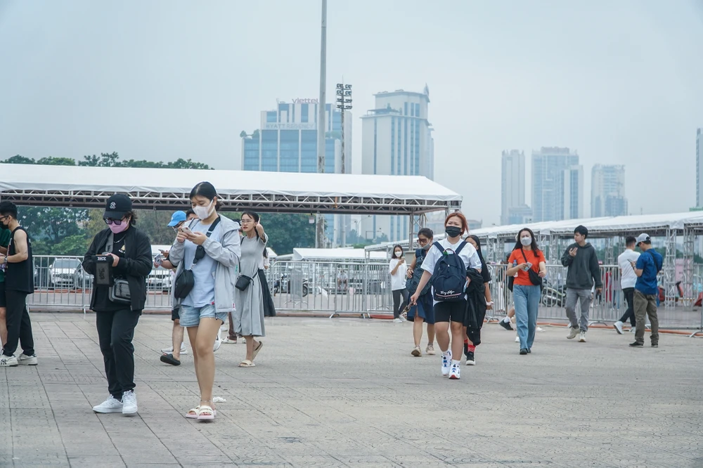 Theo những khán giả ở đây, khi vào xem biểu diễn concert BlackPink sẽ phải mang theo vòng tay, cùng với đó là vé điện tử.