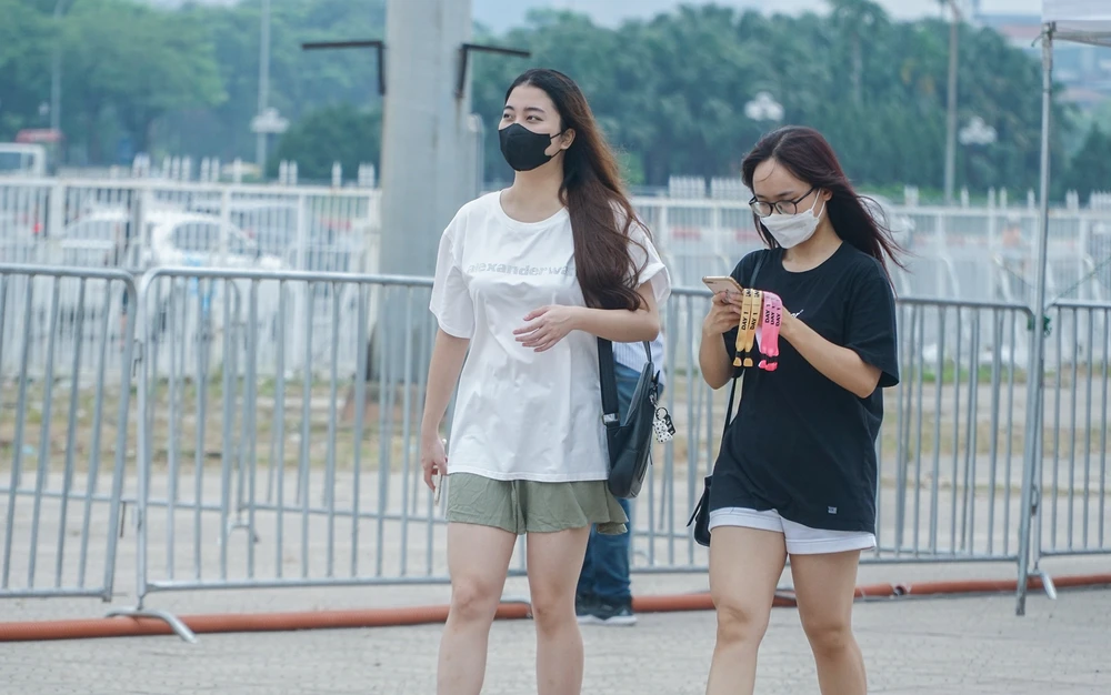 Rất nhiều bạn trẻ đã sở hữu cho mình các chiếc vòng tay của ban tổ chức chương trình.