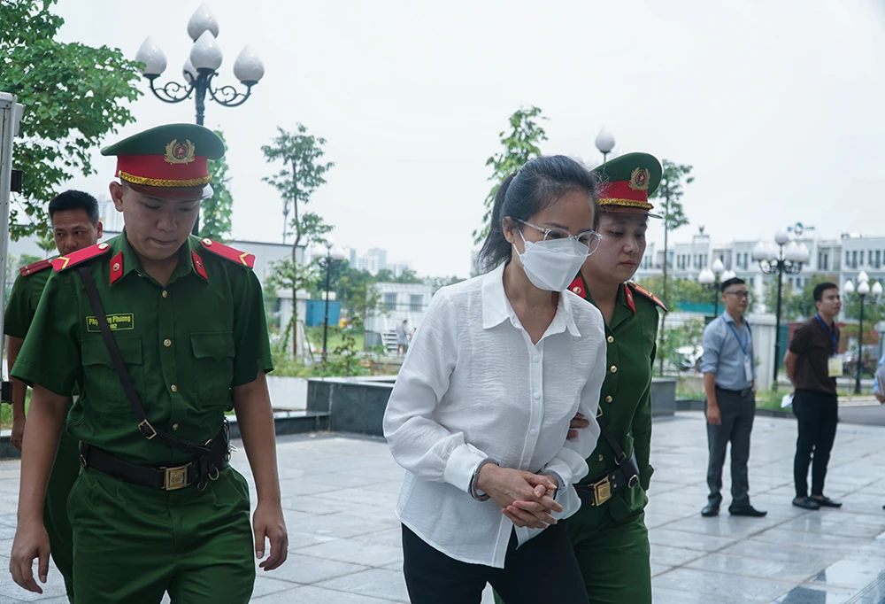 Bị cáo Nguyễn Thị Hương Lan, cựu cục trưởng Cục Lãnh sự Bộ Ngoại giao, bị đề nghị 18-19 năm tù về tội nhận hối lộ.