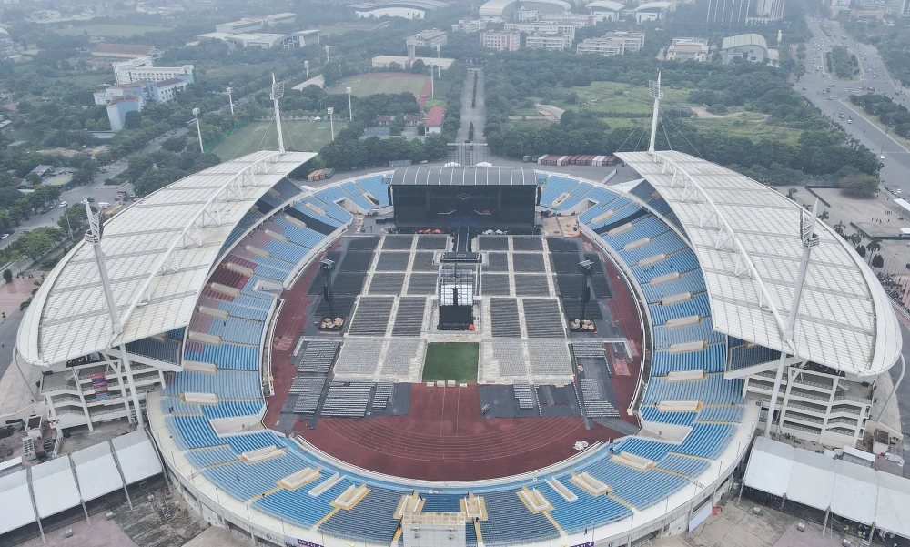 Bên trong sân vận động Mỹ Đình một sân khấu đã được dựng lên. Đêm diễn ngày 29-7 dự kiến có 36.000 khán giả, đêm còn lại có 31.000 người.