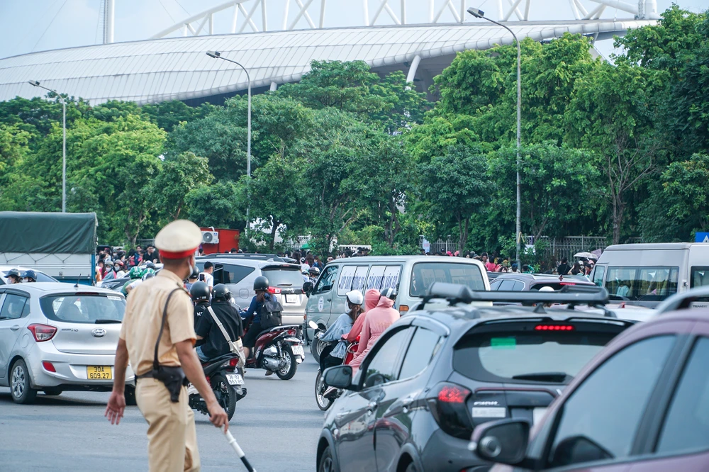 Lực lượng CSGT được bố trí ở nhiều nơi nhằm phân luồng, đảm bảo an toàn giao thông.