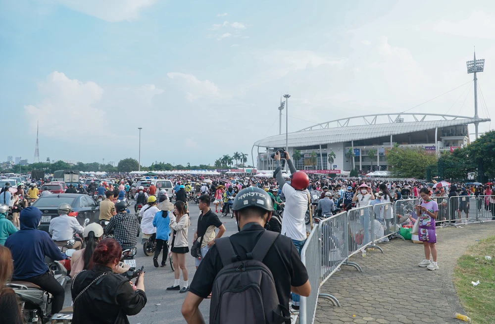 Ở Việt Nam, nhiều người hâm mộ nhóm nhạc Blackpink, chính vì vậy trước giờ "G" dòng người đổ về đây để tham dự chương trình.