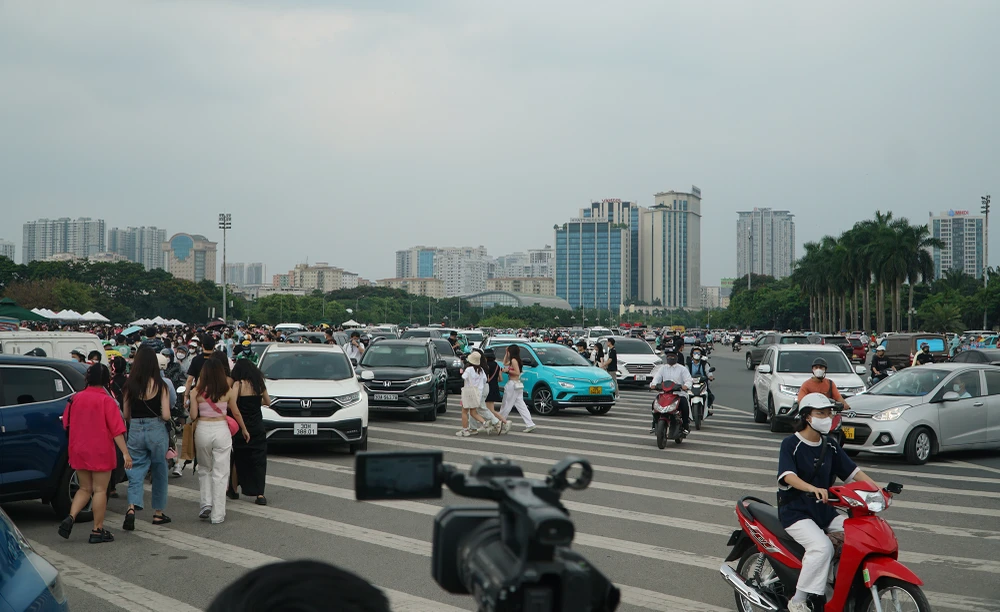 Càng về chiều tối, dòng người đổ về đây mỗi lúc một đông đúc.