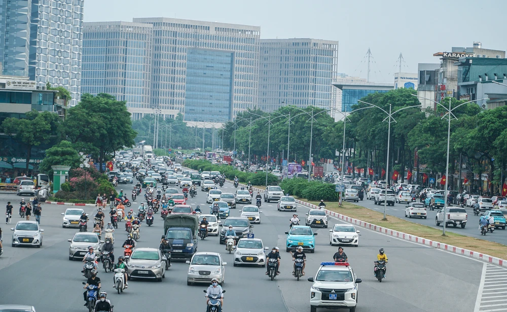 Trên đường Lê Quang Đạo hướng về sân vận động Mỹ Đình, lưu lượng tham gia giao thông tăng lên đáng kể. Theo lịch vào tối nay, nhóm nhạc Hàn Quốc BlackPink sẽ biểu diễn ở Việt Nam đêm đầu tiên.