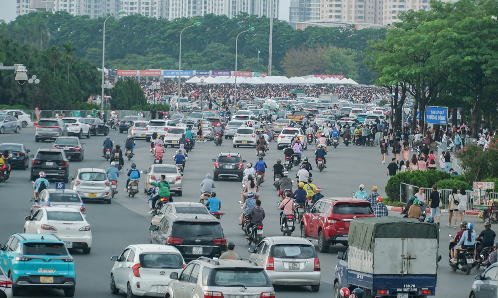 Khu vực quảng trường sân vận động Mỹ Đình dòng phương tiện kẹt cứng, ùn ứ kéo dài.