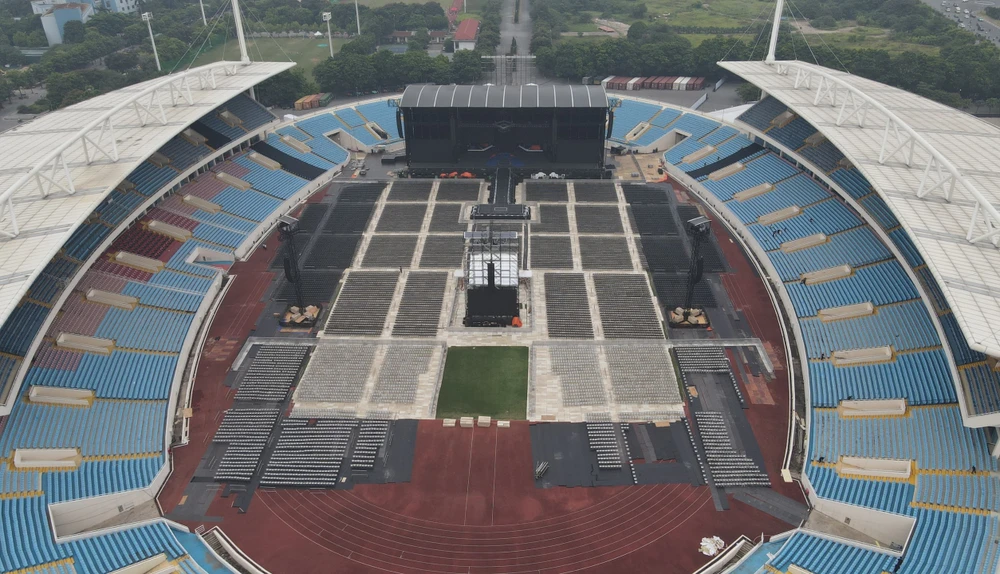 Mặt sân Mỹ Đình được trải tấm fuvi để không làm hư hại bề mặt cỏ.