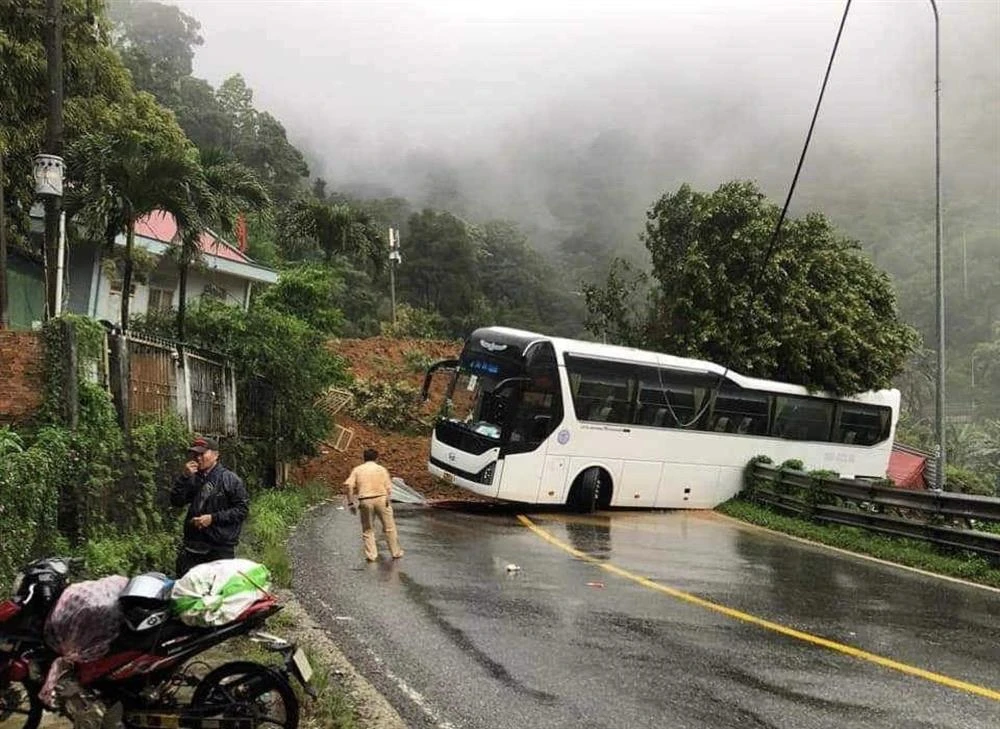 Hiện trường vụ sạt lở ở đèo Bảo Lộc. Ảnh BCA
