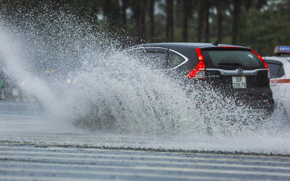 Khu vực quanh sân Mỹ Đình, nơi hai ngày qua ban nhạc nữ nổi tiếng Hàn Quốc Backpink tổ chức biểu diễn trong chương trình vòng quanh châu thế giới 2023, đến chiều này nước thoát không kịp, chịu cảnh úng ngập cục bộ.