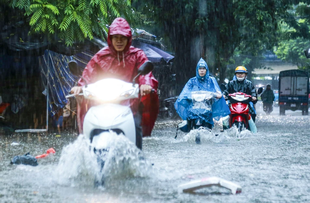 Theo Trung tâm Dự báo Khí tượng Thủy văn quốc gia, hôm nay và ngày mai, khu vực nội thành Hà Nội có mưa vừa, mưa to đến rất to.