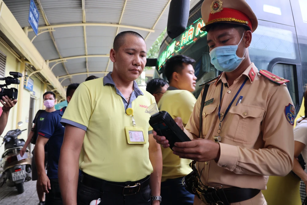Theo ghi nhận, ngày 2-8, Đội CSGT số 6 Công an Hà Nội đã ra quân tuyên truyền, nhắc nhở và xử lý xe khách, xe container khu vực bến xe Mỹ Đình. Theo ghi nhận, ngày 2-8, Đội CSGT số 6 Công an Hà Nội đã ra quân tuyên truyền, nhắc nhở và xử lý xe khách, xe container khu vực bến xe Mỹ Đình.