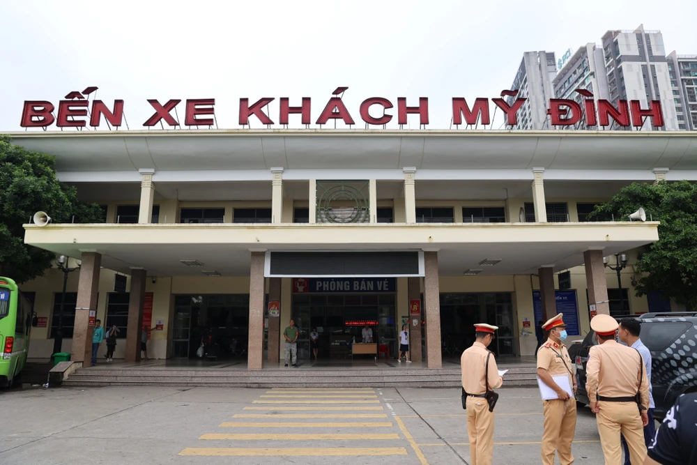 Từ ngày 1-8 đến ngày 15-8, Công an Hà Nội bố trí các tổ tuần tra tại các bến xe và nhiều tuyến đường, tuyên truyền nhắc nhở các lái xe, chủ xe chấp hành nghiêm các quy định về trật tự an toàn giao thông, như: không chạy quá tốc độ, không chở quá số người quy định, không sử dụng chất kích thích. Từ ngày 1-8 đến ngày 15-8, Công an Hà Nội bố trí các tổ tuần tra tại các bến xe và nhiều tuyến đường, tuyên truyền nhắc nhở các lái xe, chủ xe chấp hành nghiêm các quy định về trật tự an toàn giao thông, như: không chạy quá tốc độ, không chở quá số người quy định, không sử dụng chất kích thích.