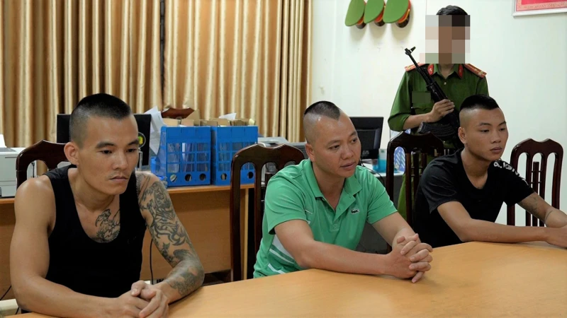 Nhóm cho vay nặng lãi tại cơ quan công an. Ảnh CA