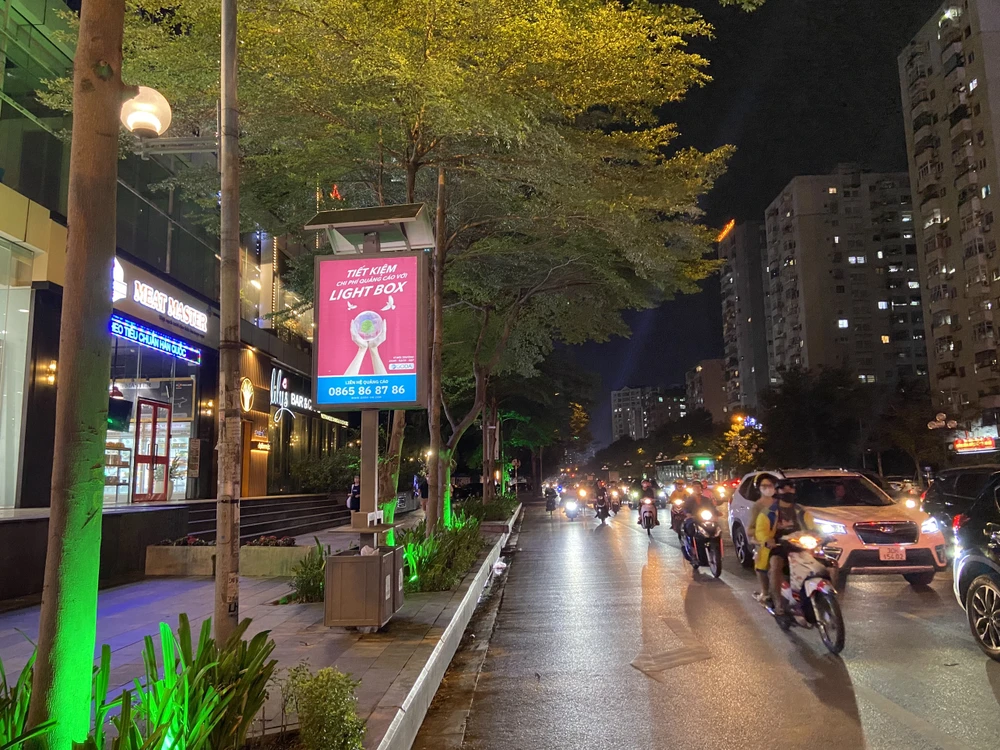 Những thùng rác công nghệ góp phần làm cho Hà Nội trở nên xanh, sạch đẹp mỗi ngày. Ảnh Văn Nam