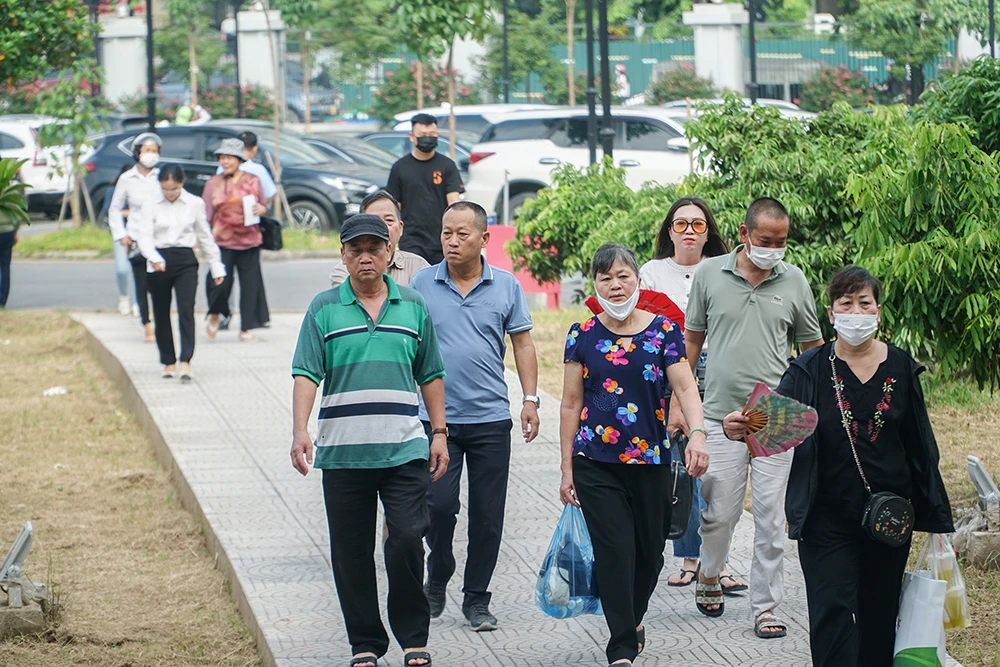 Từ sáng sớm, rất đông khách hàng của ông đã tới đây để tham gia phiên tòa với mong muốn được bảo vệ quyền lợi chính đáng.