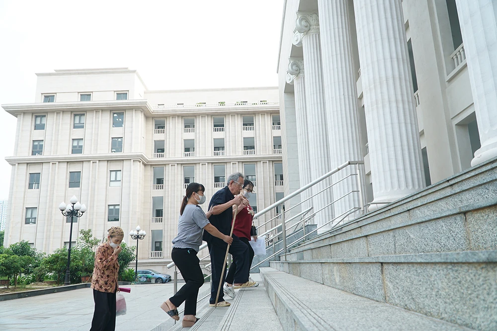 Nhiều khách hàng cao tuổi đã đến tòa theo giấy triệu tập.