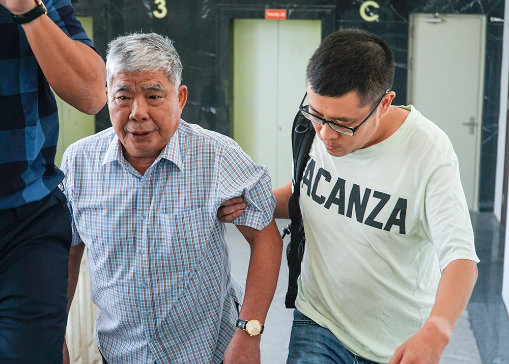 Bị cáo Thản phải có người dìu khi tới hầu tòa.