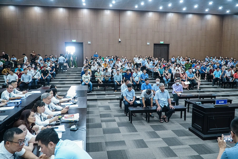 Quang cảnh phòng xử án trước khi diễn ra phiên tòa.