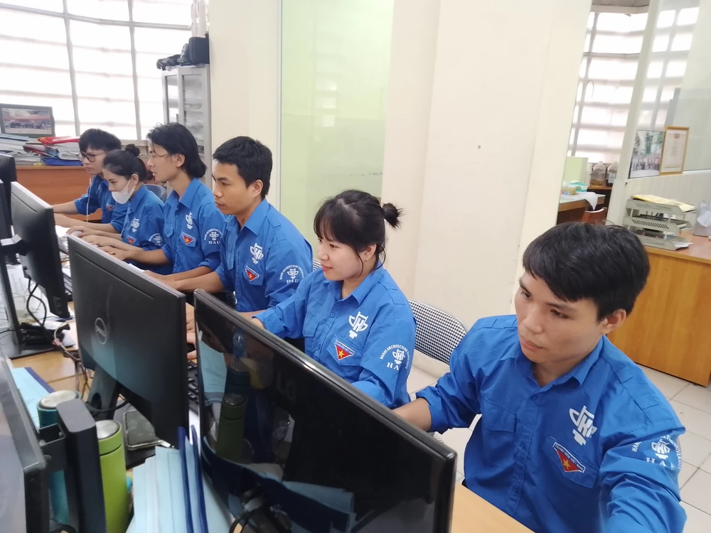 Sinh viên trường Đại học Kiến trúc Hà Nội hưởng ứng cuộc thi. Ảnh BCA