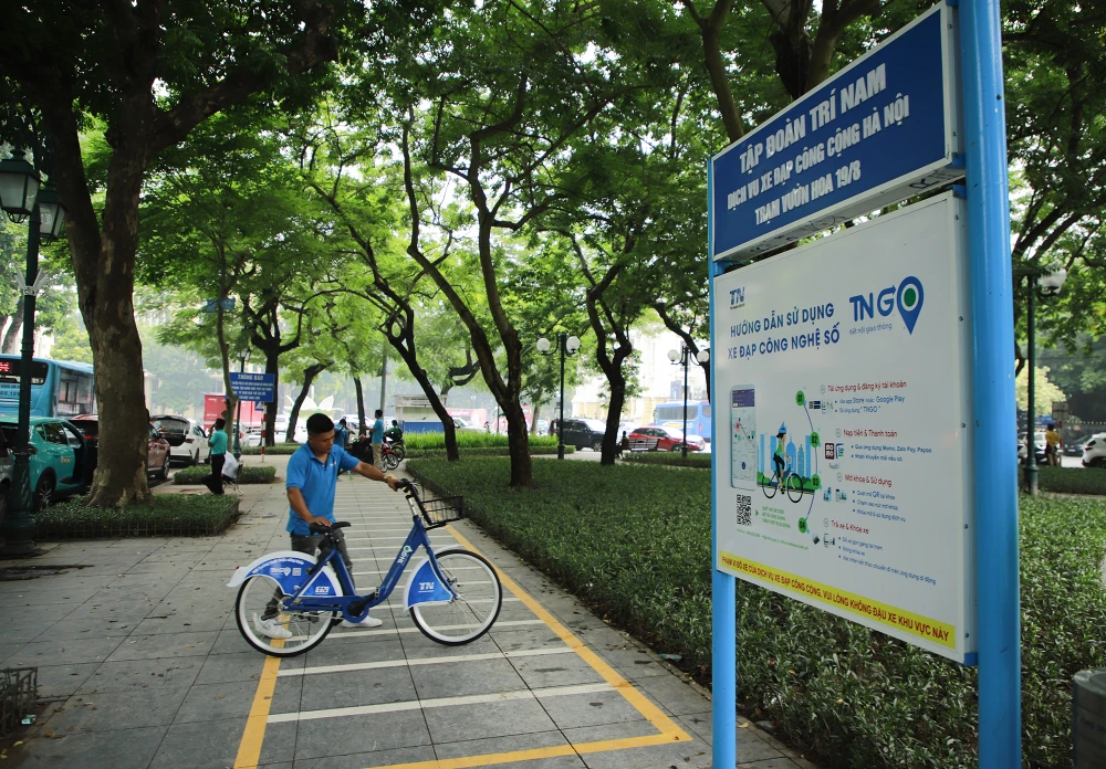 Những chiếc xe đạp nằm trong dự án xe đạp công cộng Hà Nội đã xuất hiện trên đường phố bắt đầu từ hôm 11-8. Dự án xe đạp công cộng được UBND Hà Nội phê duyệt triển khai từ đầu năm 2021.