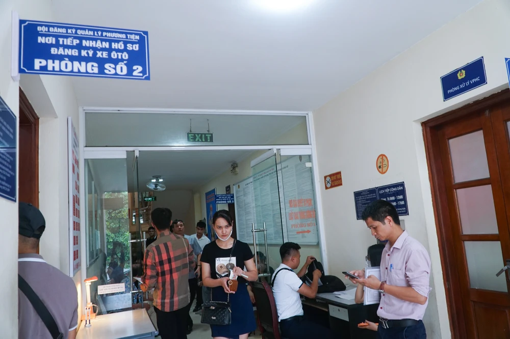 Từ hôm nay (15-8), Thông tư 24/2023 của Bộ Công an về quy trình cấp, thu hồi giấy đăng ký, biển số phương tiện giao thông cơ giới đường bộ chính thức có hiệu lực. Điểm đáng chú ý, cơ quan đăng ký xe sẽ cấp và quản lý biển số ô tô, xe máy theo mã định danh của chủ xe, còn gọi là biển số xe định danh.