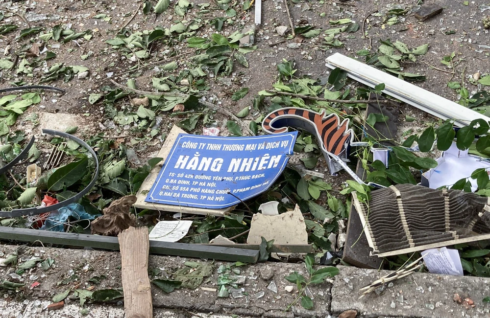 Vụ nổ làm các đồ vật văng xa cả chục mét. Vào thời điểm trên có một số người dân lưu thông theo hướng từ đầu đường Thanh Niên về cầu Long Biên bị sức ép của vụ nổ nằm bất tỉnh ngay trên đường và trên vỉa hè.