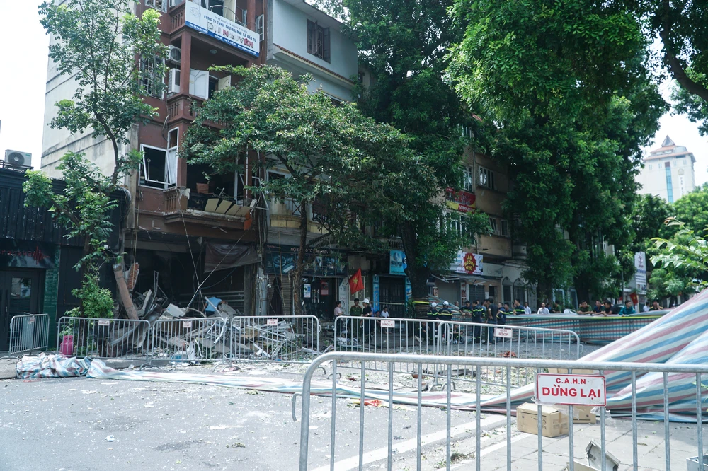 Theo ghi nhận lúc 13 giờ ngày 15-8, lực lượng chức năng đã phong tỏa một làn đường xung quanh khu vực vụ nổ trên phố Yên Phụ, phường Trúc Bạch, quận Ba Đình, Hà Nội.